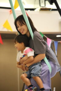 エアリアルを体験している様子です。お母さんがお子さんをだっこした状態で体験しています。